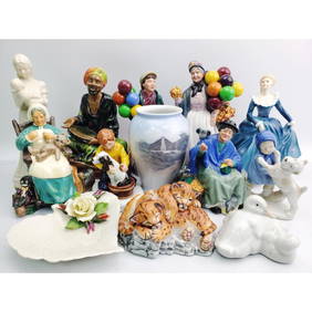 Large Lot of Royal Doulton Figures & Others (1 of 13)