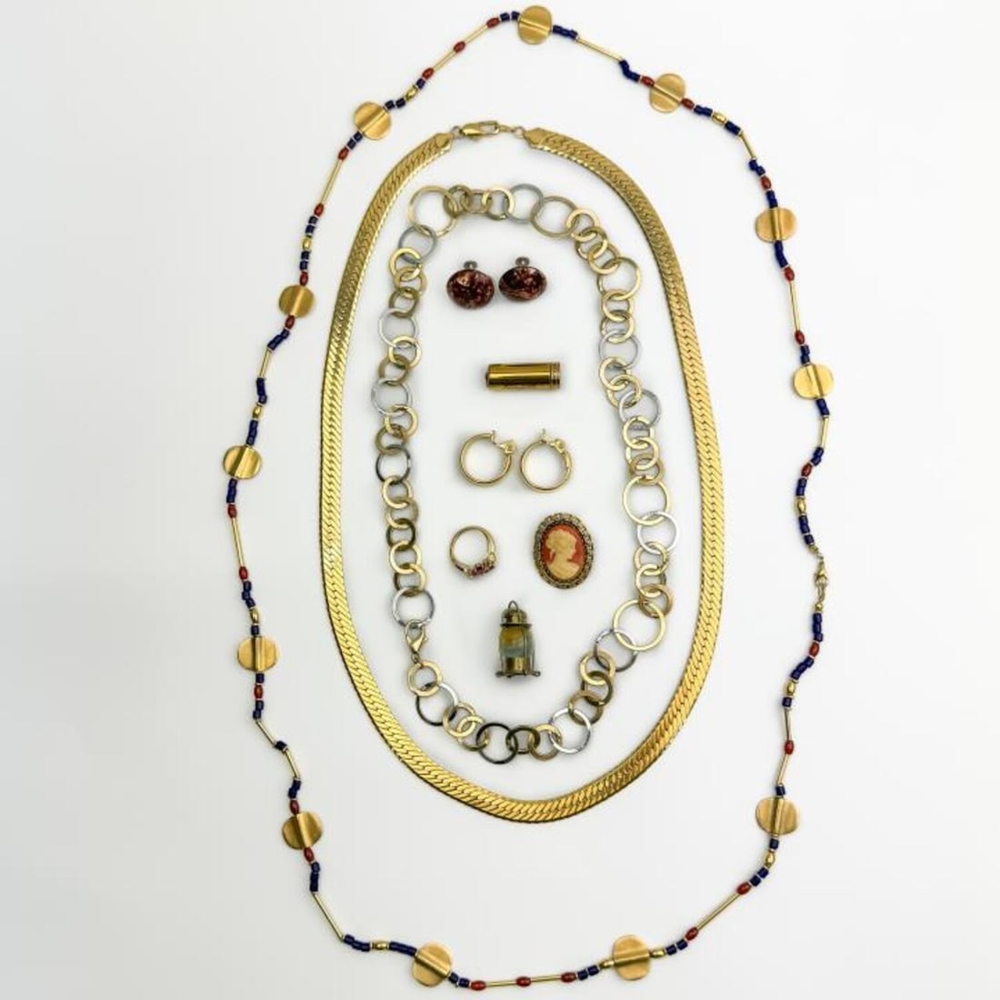 Vintage Group Lot of Good Quality Costume Jewelry: Vintage Group Lot of Good Quality Costume Jewelry Including Monet, Avon & Others. Along w/ a Cigarette Holder. Condition: Generally Very Good. Dimensions: Various Sizes. Provenance: From a New York Ci