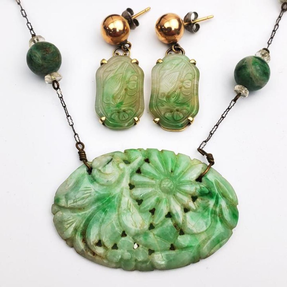 Antique Carved Jade Jewelry Items: Antique Carved Jade Jewelry Items Including a Necklace & Earrings. Condition: Generally Good. Dimensions: Necklace-L-15". Gross Weight: 28.5g. Provenance: From a NYC Apartment. Please note the absence