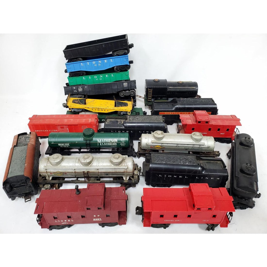 Lot of 20 Old Lionel Train Items of Various Models (1 of 4)