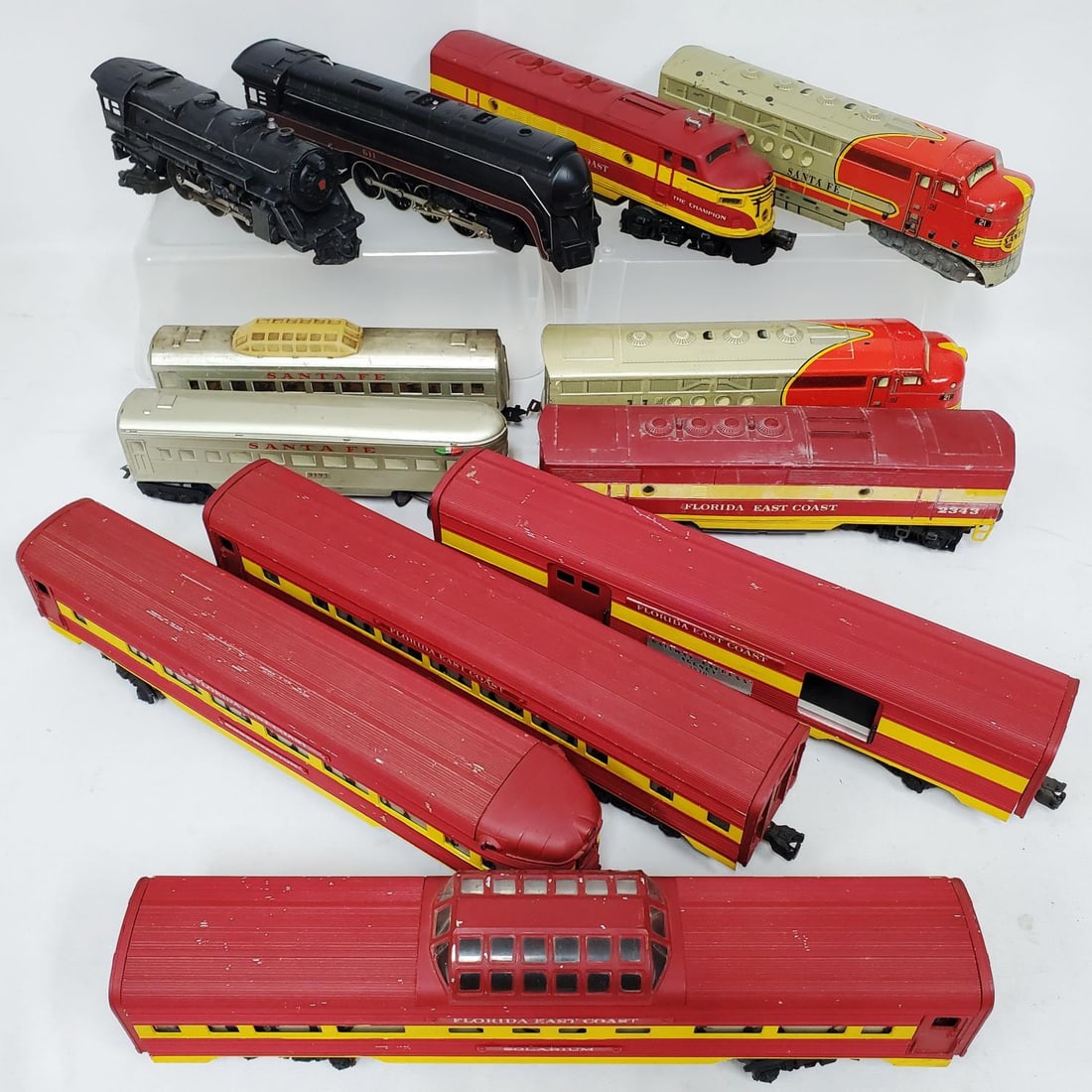 Large Lot of Fine Old Lionel Train Engines & Cars: Large Lot of Fine Old Lionel Train Engines & Cars. Some are Metal & Some are Plastic. Condition: As Found. Dimensions: Various Sizes. Provenance: From a Long Island, NY Home. Please Inquire about the