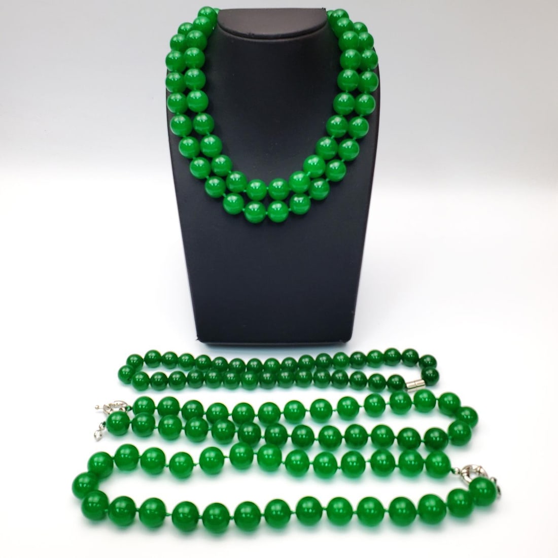 Lot of 5 Green Agate Beaded Necklaces: Lot of 5 Green Agate Beaded Necklaces. Condition: Generally Very Good. Dimensions: L-16.5" Each. Gross Weight: 506.6g. Provenance: From a NYC Home. Please note the absence of a Condition Report does n