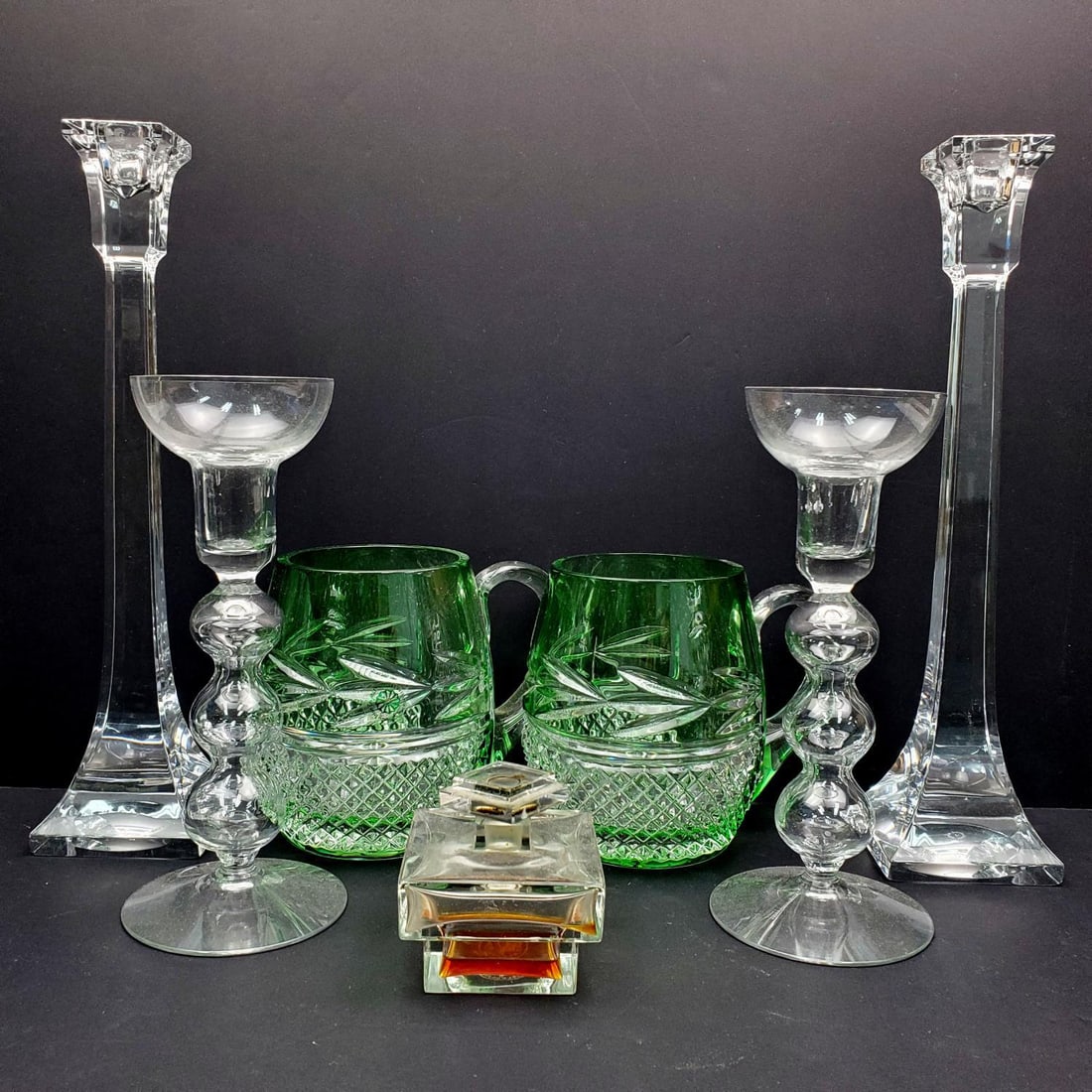 Lot of Glass Items Incl. Baccarat, Villeroy & Boch: Large Lot of Glass Items Including Baccarat, Villeroy & Boch. Condition: Generally Good. As Found. Dimensions: Various Sizes. Provenance: From a Long Island, NY Home. Please note the absence of a Cond