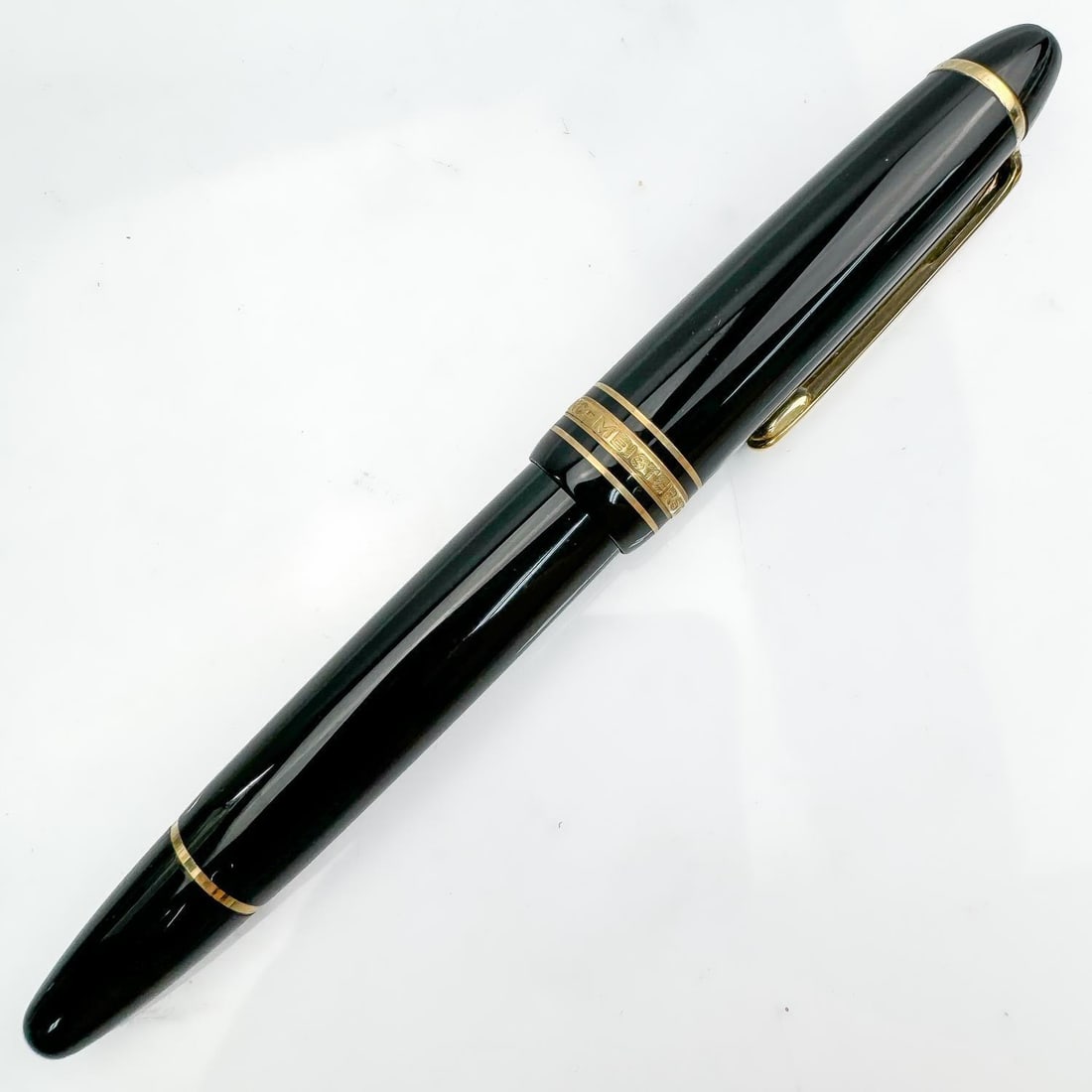 Montblanc "Meisterstuck" #146 Fountain Pen w/ 14K: Montblanc "Meisterstuck" #146 Fountain Pen w/ 14K Gold Monteblanc Nib. Condition: Does Not Work. Sold As Is. Dimensions-L-5.75". Provenance: From a Long Island, NY Home. Please note the absence of a C