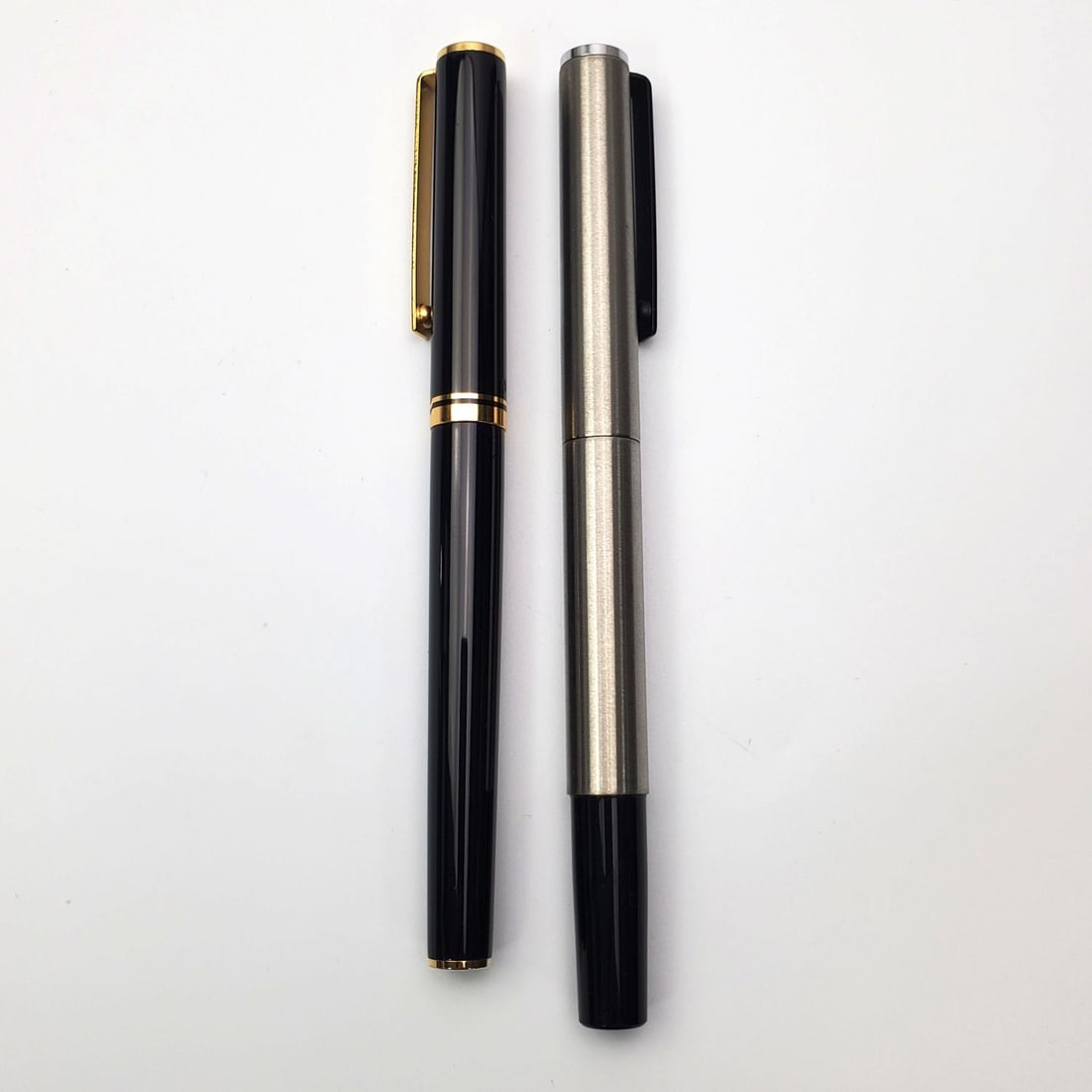 2 Vintage Platinum Japan Fountain Pens Gold Nibs: Lot of 2 Vintage Platinum Japan Fountain Pens Both w/ 14K Gold Nibs. Condition: They Appear to Be in Excellent Condition. Dimensions: Longest-L-5.5". Provenance: From a Long Island, NY Collector. Plea