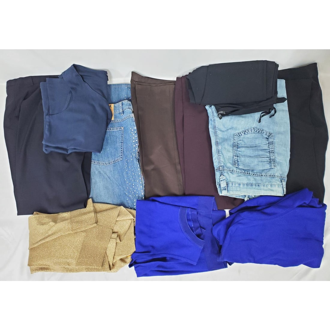 Large Lot of Vintage Womens Designer Clothing: Large Lot of Vintage Womens Designer Clothing by Brooks Brothers, St. John, Escada, Etc. Condition: Generally Good, AS FOUND. Sold As Is. Dimensions: Various Sizes. Provenance: From a Long Island, NY