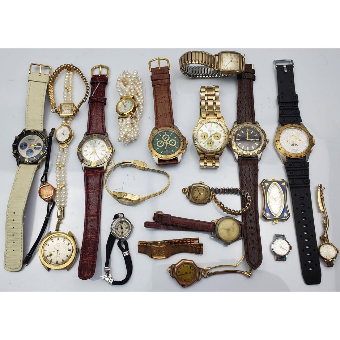 Bag Lot of Old & Vintage Watches: Bag Lot of Old & Vintage Watches. Condition: As Is. Please Note- We Do Not Guarantee the Mechanism or Workability of Any Used Watches. Dimensions: Various Sizes. Provenance: From a Long Island, NY Hom