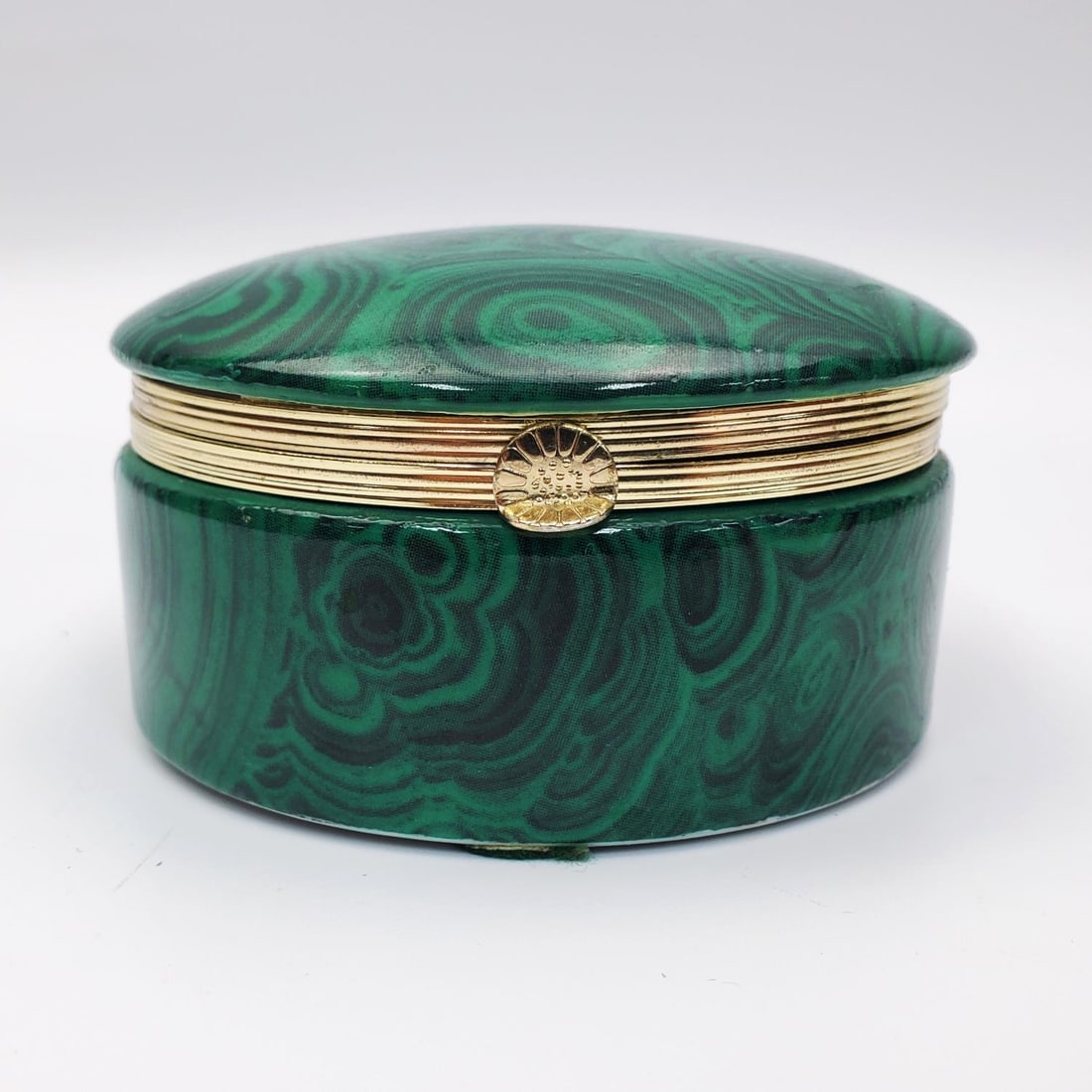 Frederick Cooper Porcelain Faux Malachite Box: Frederick Cooper Porcelain Faux Malachite Box. Condition: Excellent. Dimensions: Dia-3.5" x H-1.75". Provenance: From the Estate of an Important Private Long Island, NY Collector. Collected Over Sever
