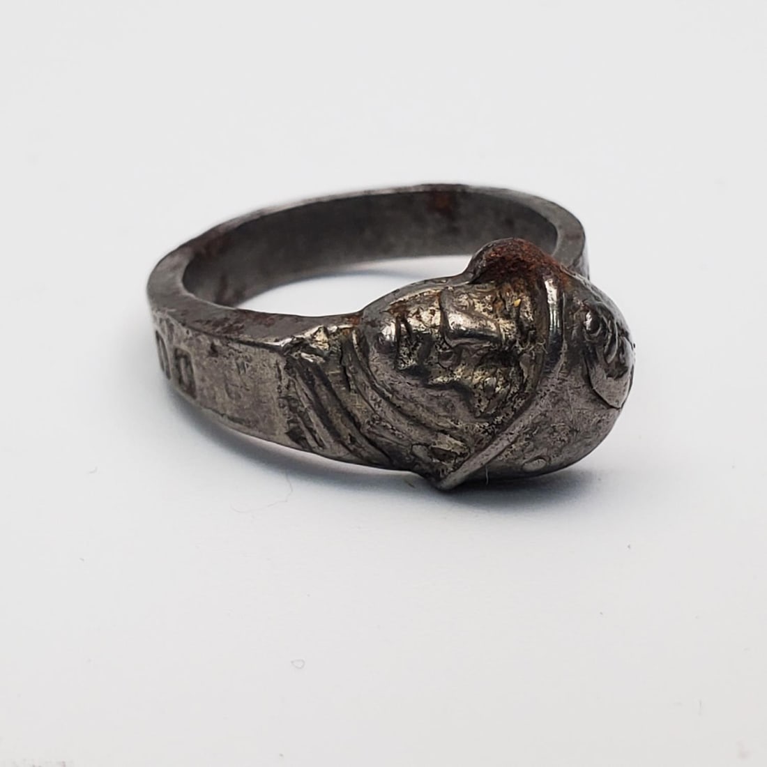 Unusual Mussolini Head Ring: Unusual Mussolini Head Ring Inscribed w/ "DUCE...BREV...1936". Condition: Sold As Is. Dimensions: Size-5. Provenance: From a Long Island, NY Home. Please note the absence of a Condition Report does no