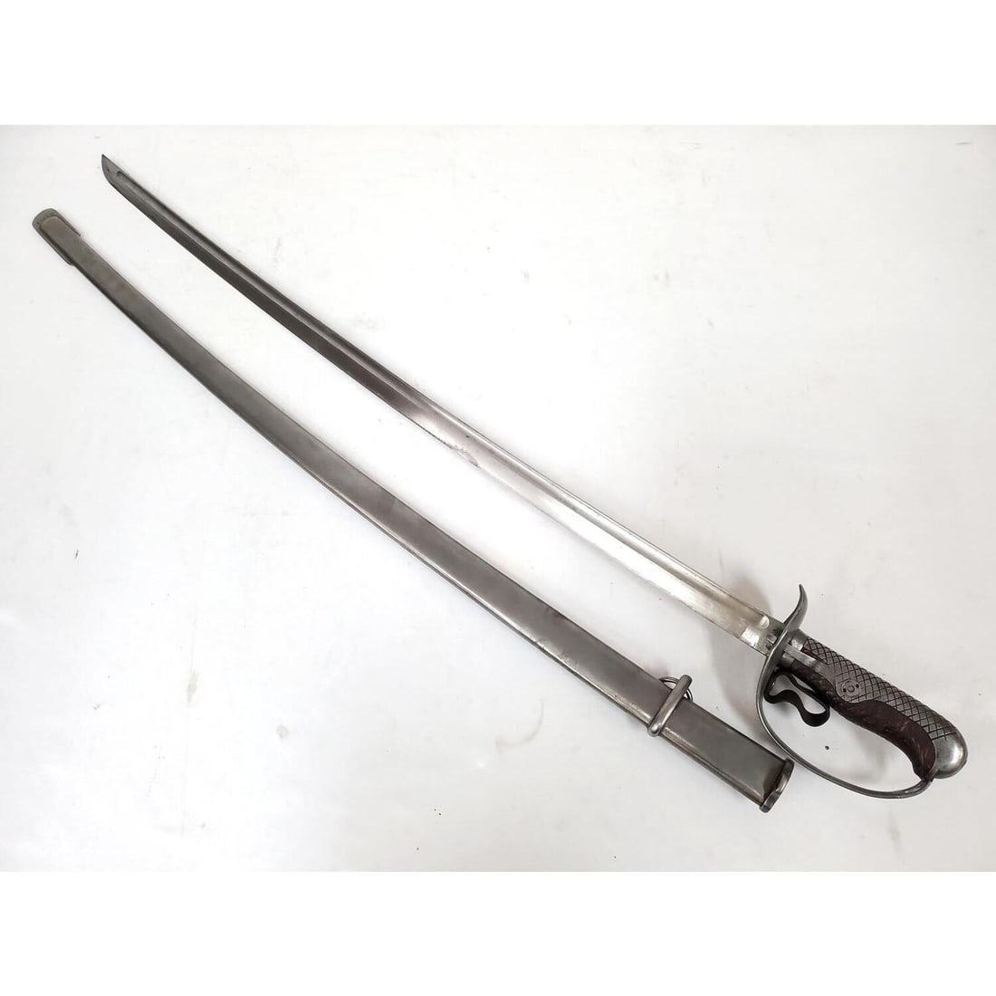 Japanese WWII Type 32 Calvary Sword & Scabbard (1 of 5)