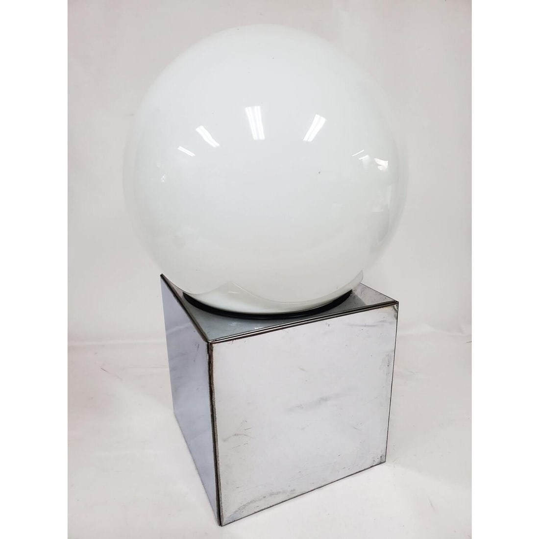 Robert Sonneman Retro Orb Table Lamp: Robert Sonneman Retro Orb Table Lamp over Chrome Cube. Mid-Century Modern. Condition: Generally Very Good. Please Note- We Do Not Guarantee the Workability or Mechanism of Any Lamps or Chandeliers. Di