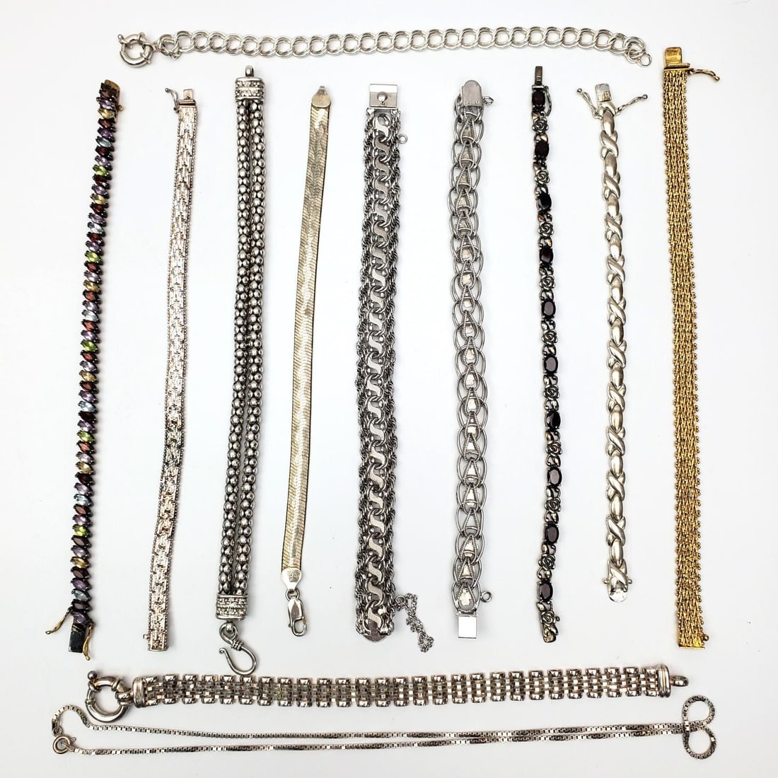 Lot of Silver Jewelry Items: Lot of Silver Jewelry Items Including Bracelets & Necklaces. Condition: Generally Good w/ Some Tarnishing. Dimensions: Various Sizes. Gross Weight: 203.6g / 6.535ozt. Provenance: From a Long Island, N