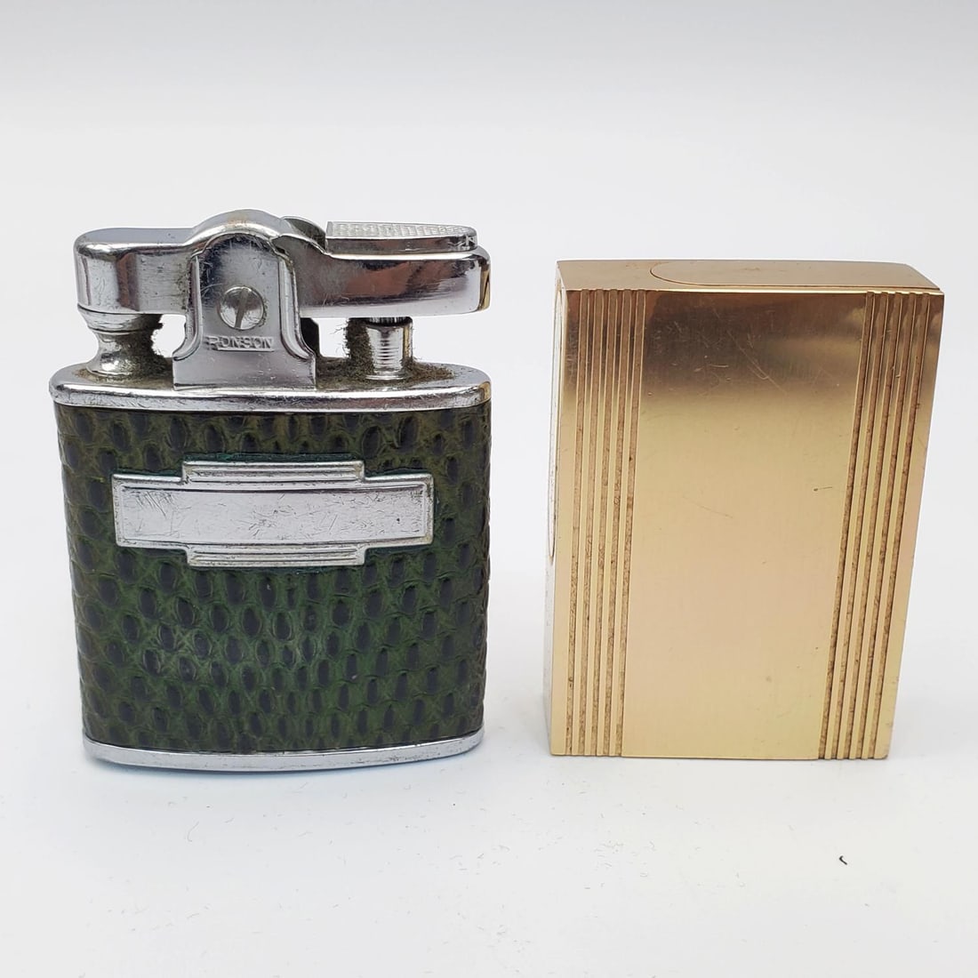 Lot of 2 Old Lighters Including Elizabeth Ames: Lot of 2 Old Lighters Including an Elizabeth Ames Example & a Ronson Princess w/ Original Felt Bag. Condition: Generally Good. Sold As Is. Please Note-We Do Not Guarantee The Workability or Mechanism 