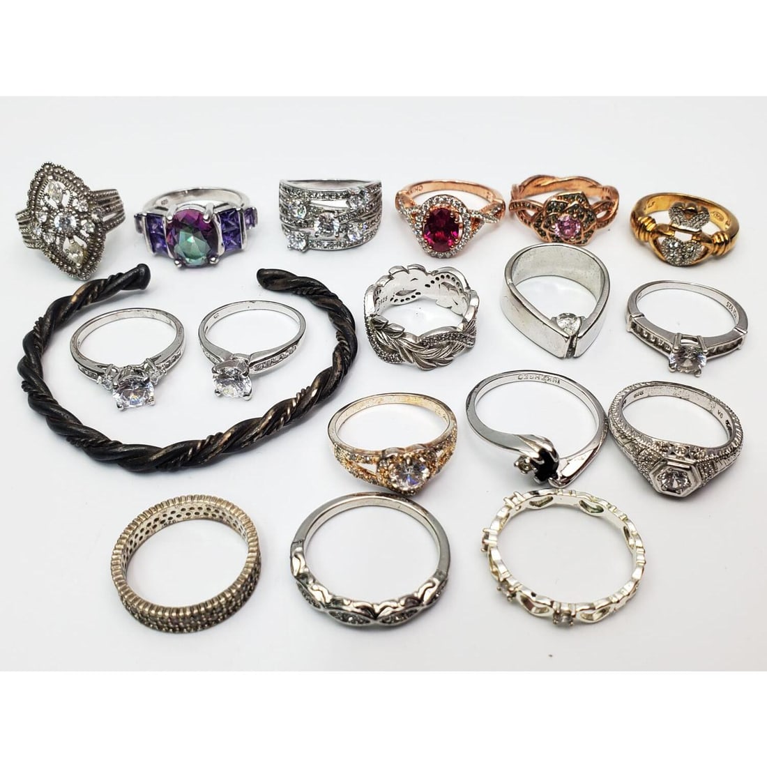 Group Lot of Silver Jewelry Items: Group Lot of Silver Jewelry Items. Condition: Sold As Is. Dimensions: Various Sizes. Gross Weight: 74.9 g / 2.410ozt. Provenance: From a Long Island, NY Home. Please note the absence of a Condition Re