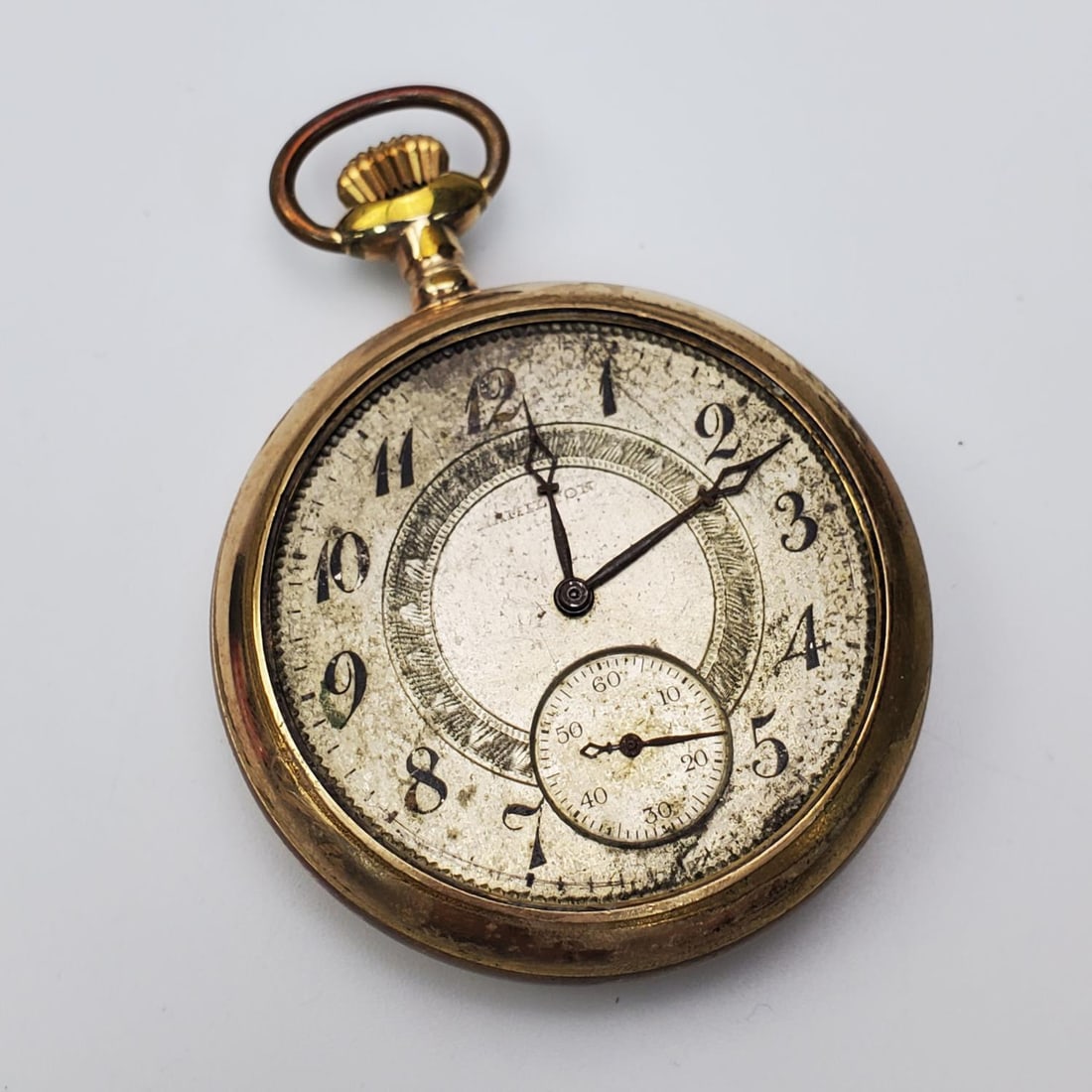Antique Hamilton Gold Filled Pocket Watch: Antique Hamilton Gold Filled Pocket Watch. 17 Jewels. Condition: Generally Good. Glass Lens is Missing. Please Note, We Do Not Guarantee The Workability or Mechanism of Old Watches. Dimensions: Dia-2"