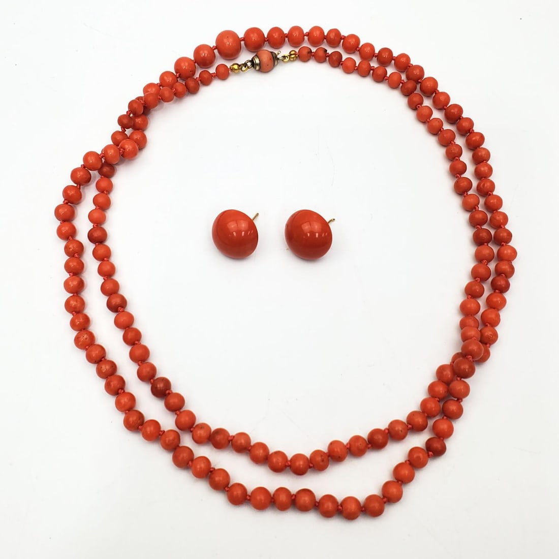 Vintage Coral Beaded Necklace Along w/ Earrings: Vintage Coral Beaded Necklace Along w/ a Pair of Gold & Coral Earrings. Condition: Generally Good. Dimensions: Necklace-L-30". Provenance: From a Long Island, NY Home. Please note the absence of a Con