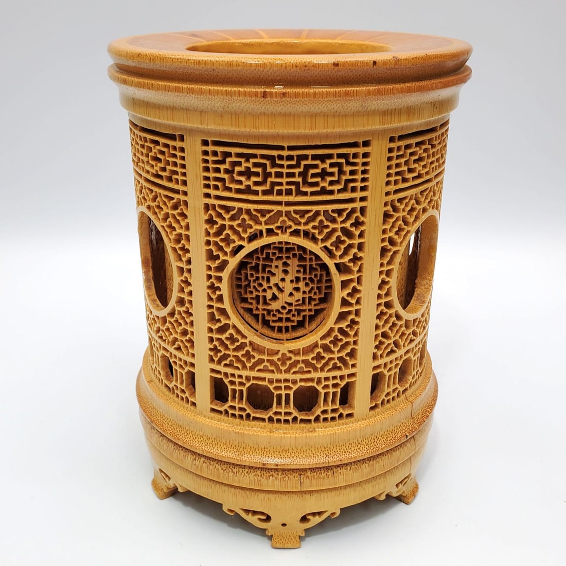 Chinese Reticulated Carved Bamboo Brush Pot: Chinese Highly Detailed Reticulated Carved Bamboo Brush Pot. Condition: Generally Very Good. Dimensions: H-7" x Dia-5.2". Provenance: From a Long Island, NY Home. Please note the absence of a Conditio