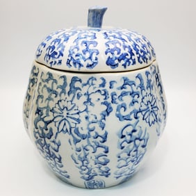 Vintage Chinese Blue & White Porcelain Covered Jar
