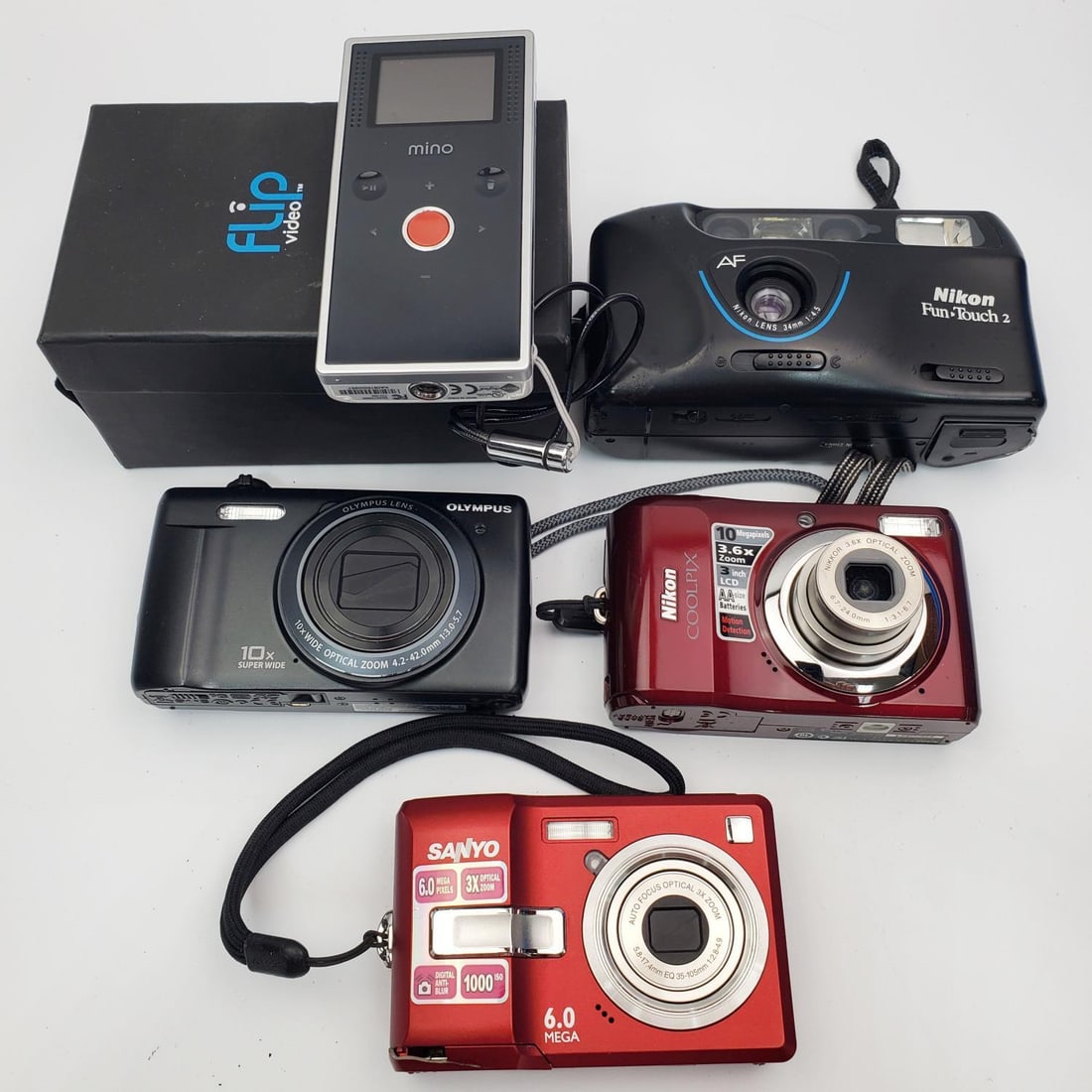 Lot of 5 Vintage Cameras: Lot of 5 Vintage Cameras. Condition: Sold As Is. We Cannot Guarantee the Workability of Any Old Cameras. Dimensions: Various Sizes. Provenance: From a Long Island, NY Home. Please note the absence of