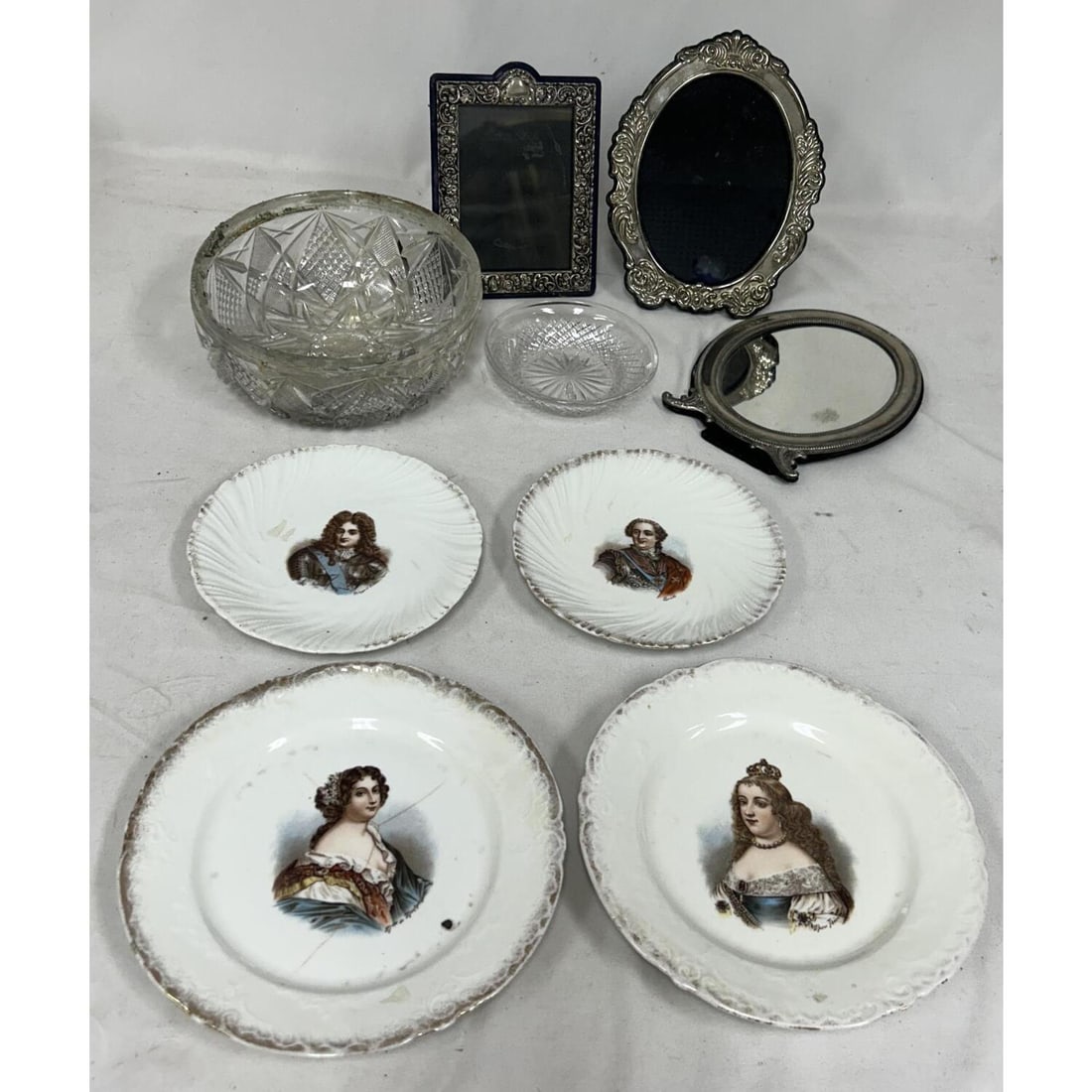 4 Victori Carlsbad Portrait Porcelain Plates: Group Lot of 4 Victori Carlsbad Portrait Porcelain Plates, 2 Frames & 2 Glass Bowls. Condition: Generally Good, As Found. Dimensions: Dia-8" x H-3". Provenance: From a Long Island, NY Home. Please not