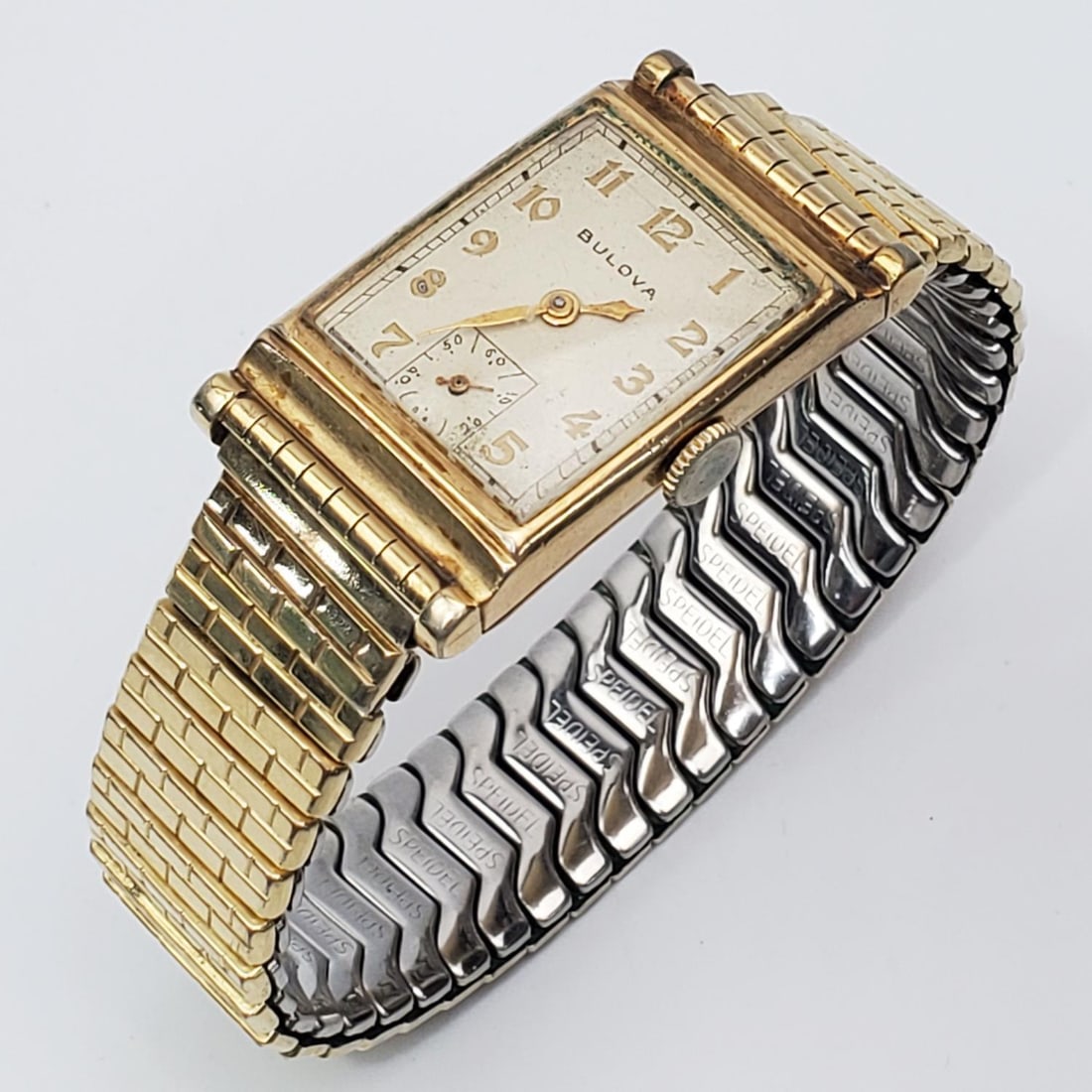 Vintage Bulova 14K Gold Filled Men's Wristwatch: Vintage Bulova 14K Gold Filled Men's Wristwatch. Serial Number 2225662. Fully Marked. Condition: Generally Good. Please Note, We Do Not Guarantee The Workability or Mechanism of Any Watches. Dimension