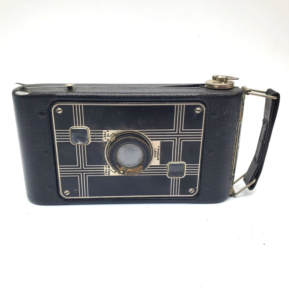 Jiffy Kodak Six-20 Folding Camera: Jiffy Kodak Six-20 Folding Camera. Condition: Sold As Is. Please Note- We Do Not Guarantee The Workability of Any Cameras or Camera Equipment. Dimensions: L- 7" x D- 1.5". Provenance: From a Long