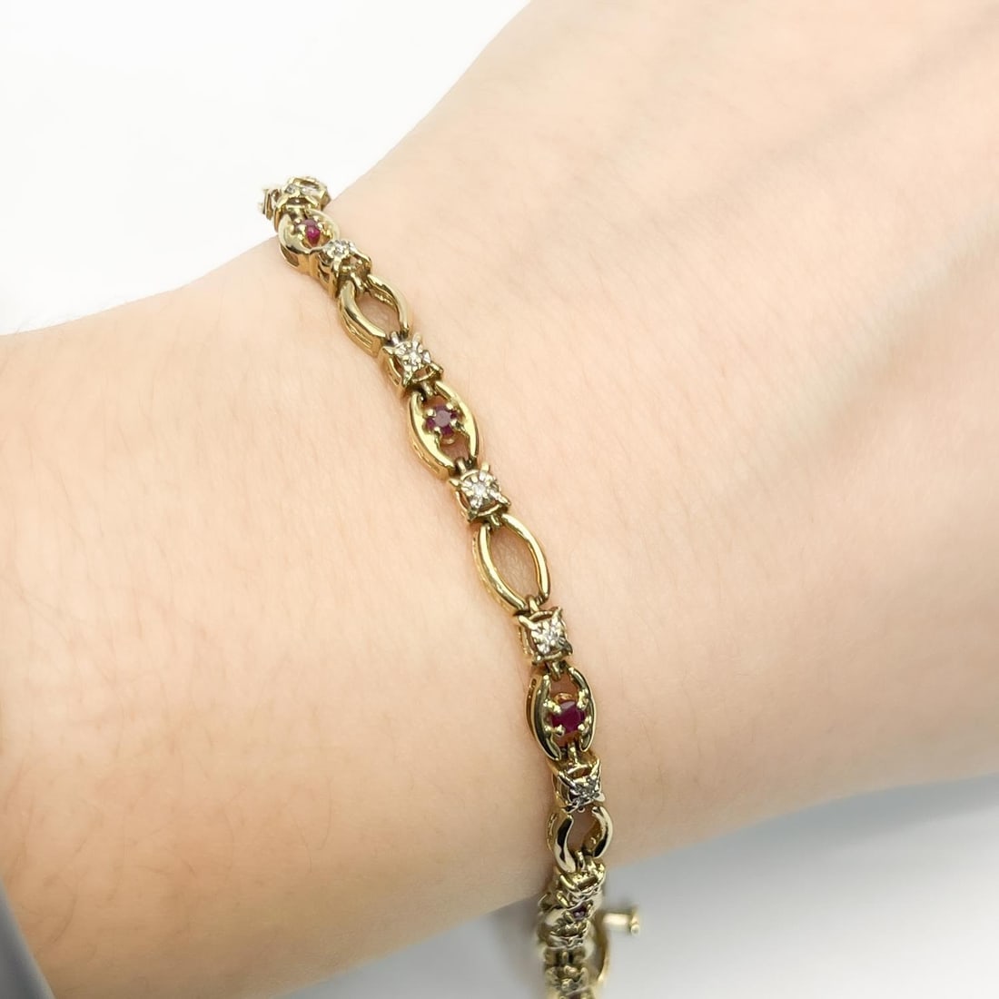 10K Gold Bracelet w/ Stones: 10K Gold Bracelet w/ Stones. Please Note- Due to Recent Fraudulent Activity, All Jewelry Items Purchased by New Customers Cannot Be Shipped Out Until 3 Weeks After The Auction Date. Condition: General