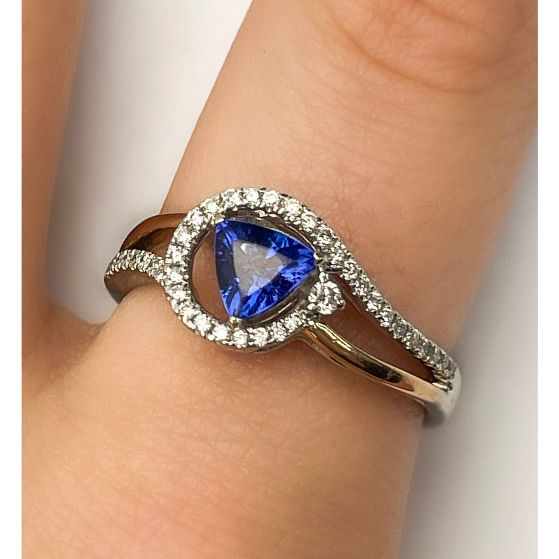 14K Tri-Color Gold, Tanzanite & Diamond Ring: 14K Tri-Color Gold, Tanzanite & Diamond Ring. Please Note- Due to Recent Fraudulent Activity, All Jewelry Items Purchased by New Customers Cannot Be Shipped Out Until 3 Weeks After The Auction Date. C
