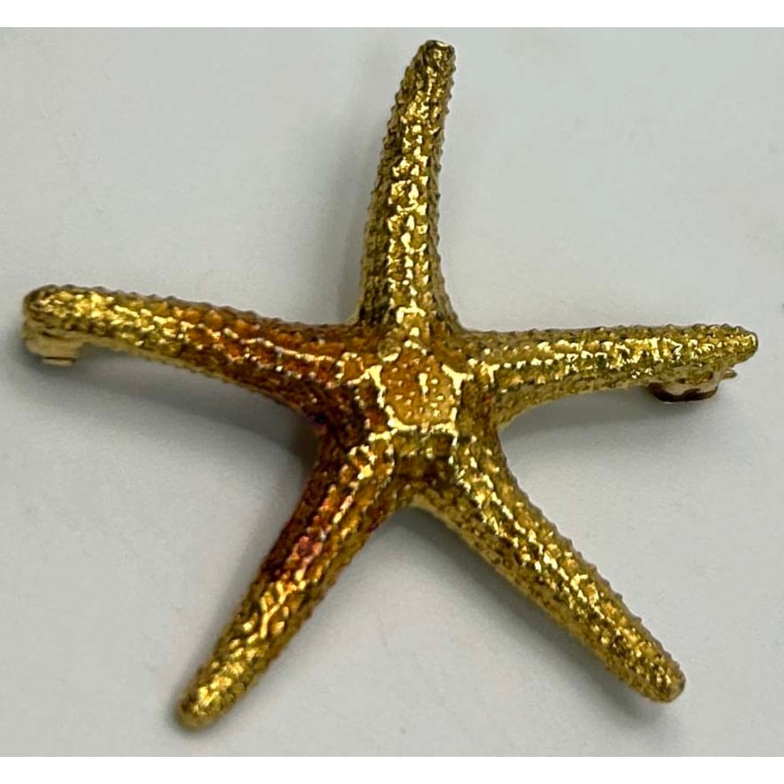 14K Gold Starfish Brooch: 14K Gold Starfish Brooch. Apparently Unmarked. Condition: Generally Good. Dimensions: Dia-1.25". Weight: 8.4g/5.4dwt. Provenance: From a Long Island, NY Home. Please note the absence of a Condition Re