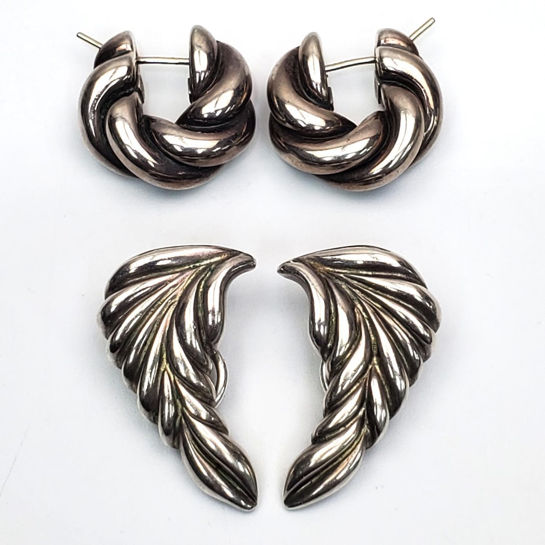 2 Pairs of Tiffany & Co Sterling Silver Earrings: 2 Pairs of Tiffany & Co Sterling Silver Earrings. Fully Marked. Condition: Generally Good. Tarnished. Dimensions: Larger-H-1.25". Gross Weight: 19.5g/0.62ozt. Provenance: From a Long Island, NY Home.