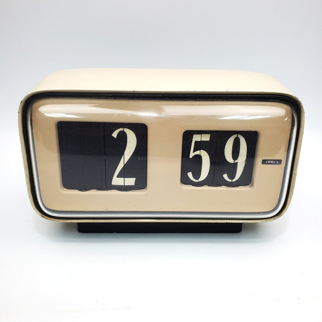 Vintage Gino Valle Solari Italy Cifra 5 Flip Clock: Vintage Gino Valle for "Solari" Italy Cifra 5 Flip Clock. c.1960's. Fully Marked. Condition: Generally Good. Please Note- We Do Not Guarantee the Workability of Old Clocks. Dimensions: L-11.5" x W-4.5