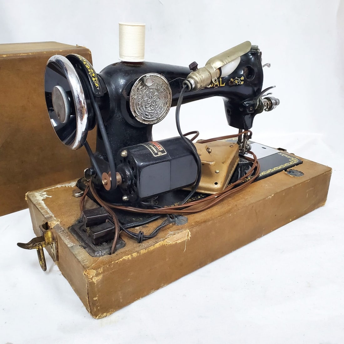 Universal Deluxe Family Sewing Machine Circa 1930s (1 of 5)