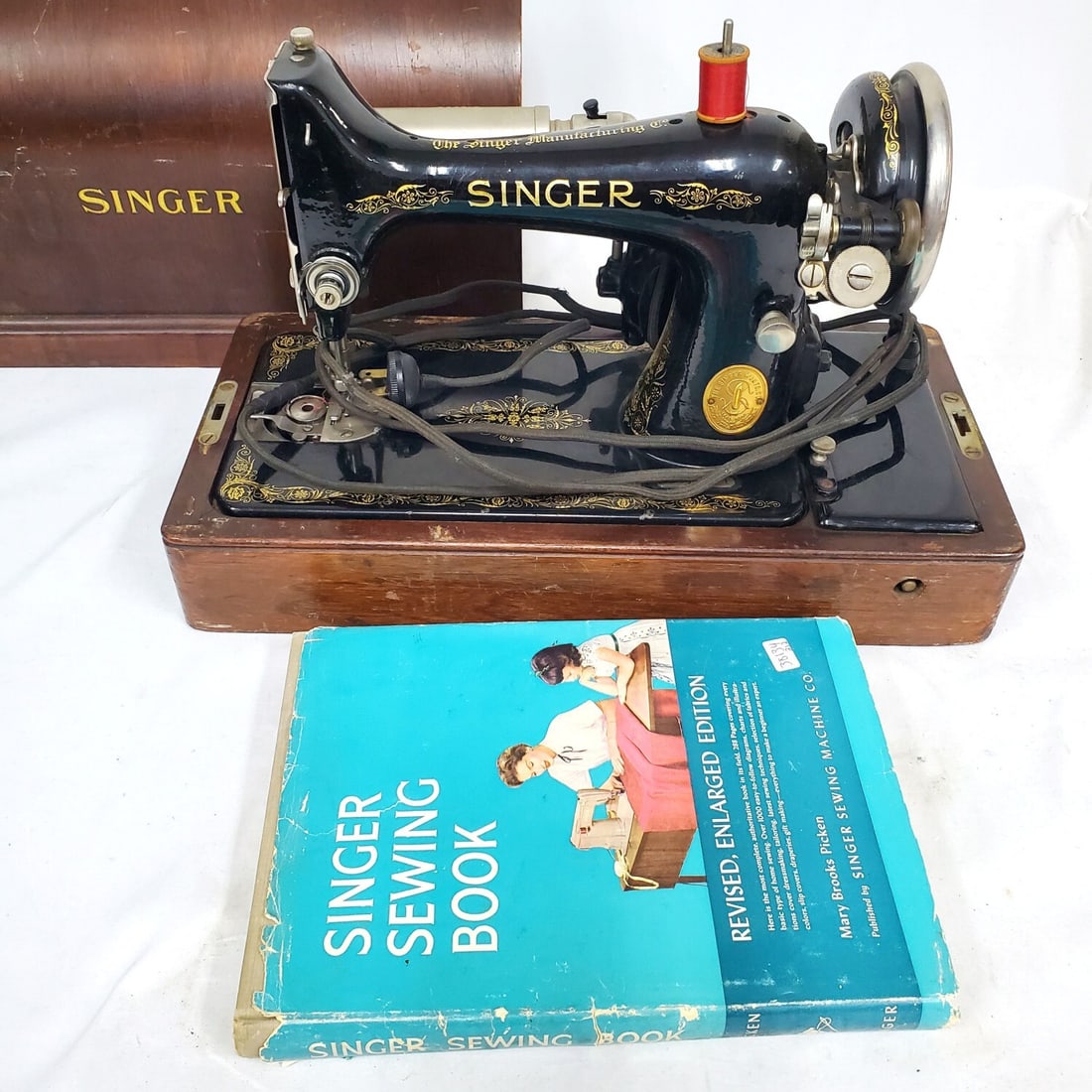 Vintage Singer Sewing Machine #B.U.7-A Circa 1920s (1 of 4)