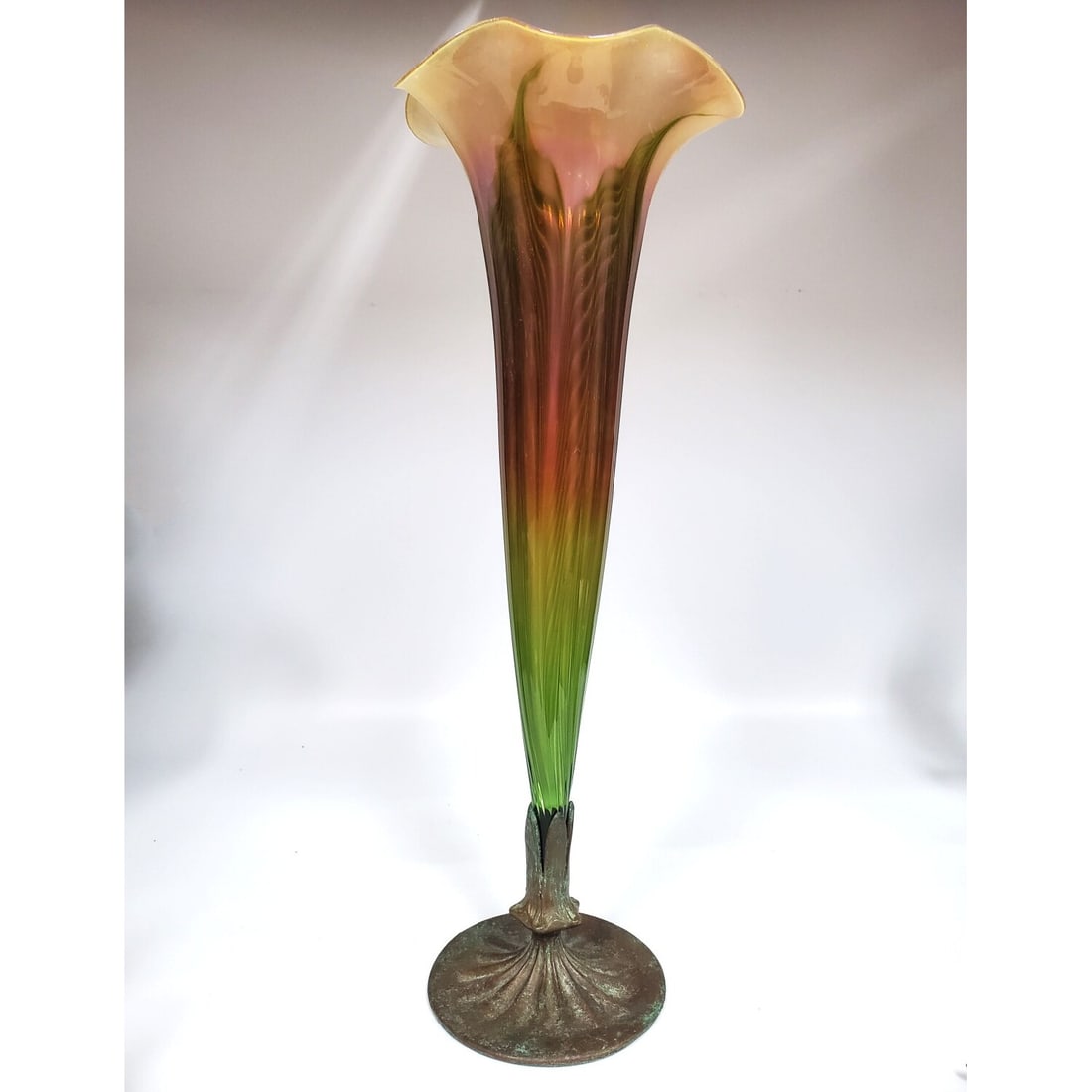 Lundberg Studios Tiffany-Style Iridescent Glass: Lundberg Studios Large Tiffany-Style Iridescent Glass Vase w/ Bronze Base Dated 1995. Fully Marked. Condition: Excellent. Dimensions: H-19". Provenance: From a Long Island, NY Home. Please note the ab