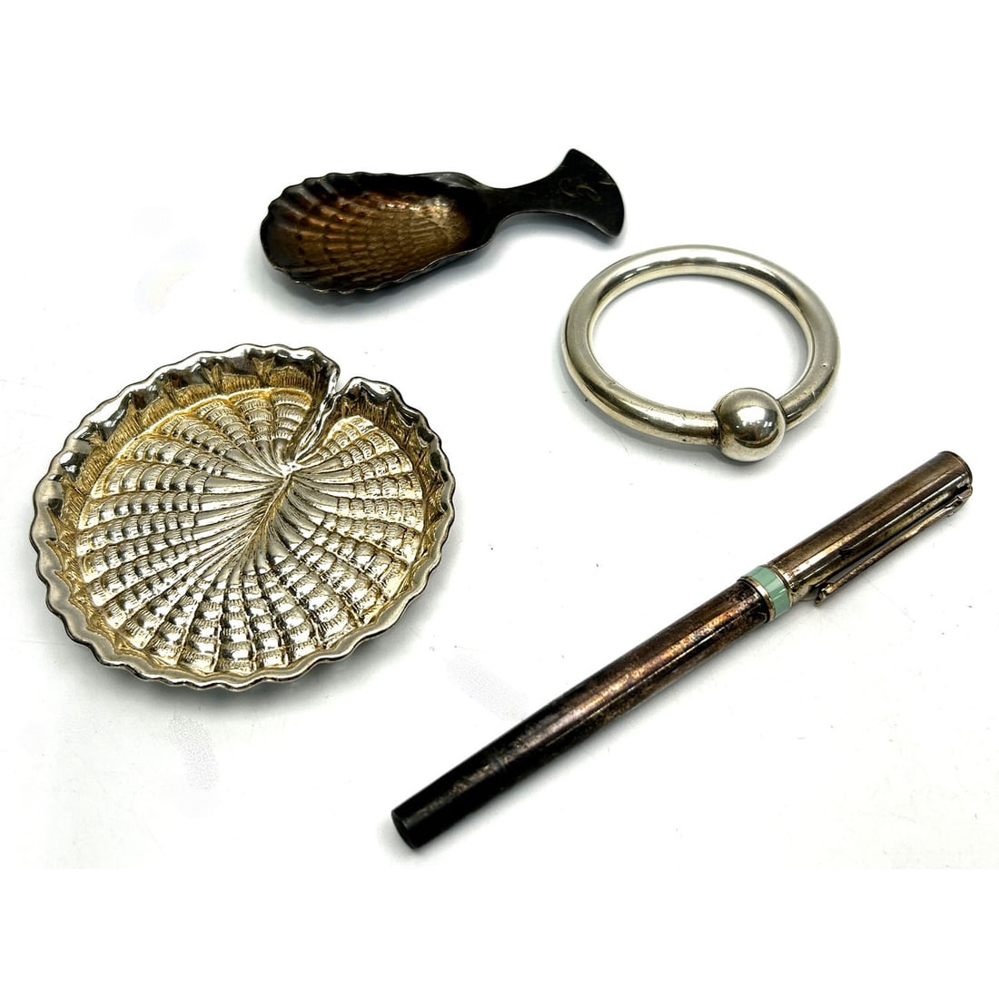 Lot 4 Tiffany & Buccellati Sterling Silver Items: Tiffany & Buccellati 4 Piece Lot of Sterling Silver Items. Condition: Generally Very Good. Tarnished. Dimensions: Various Sizes. Weighable Silver (Excluding Silver Pen): 68.3g/2.1ozt. Provenance: From