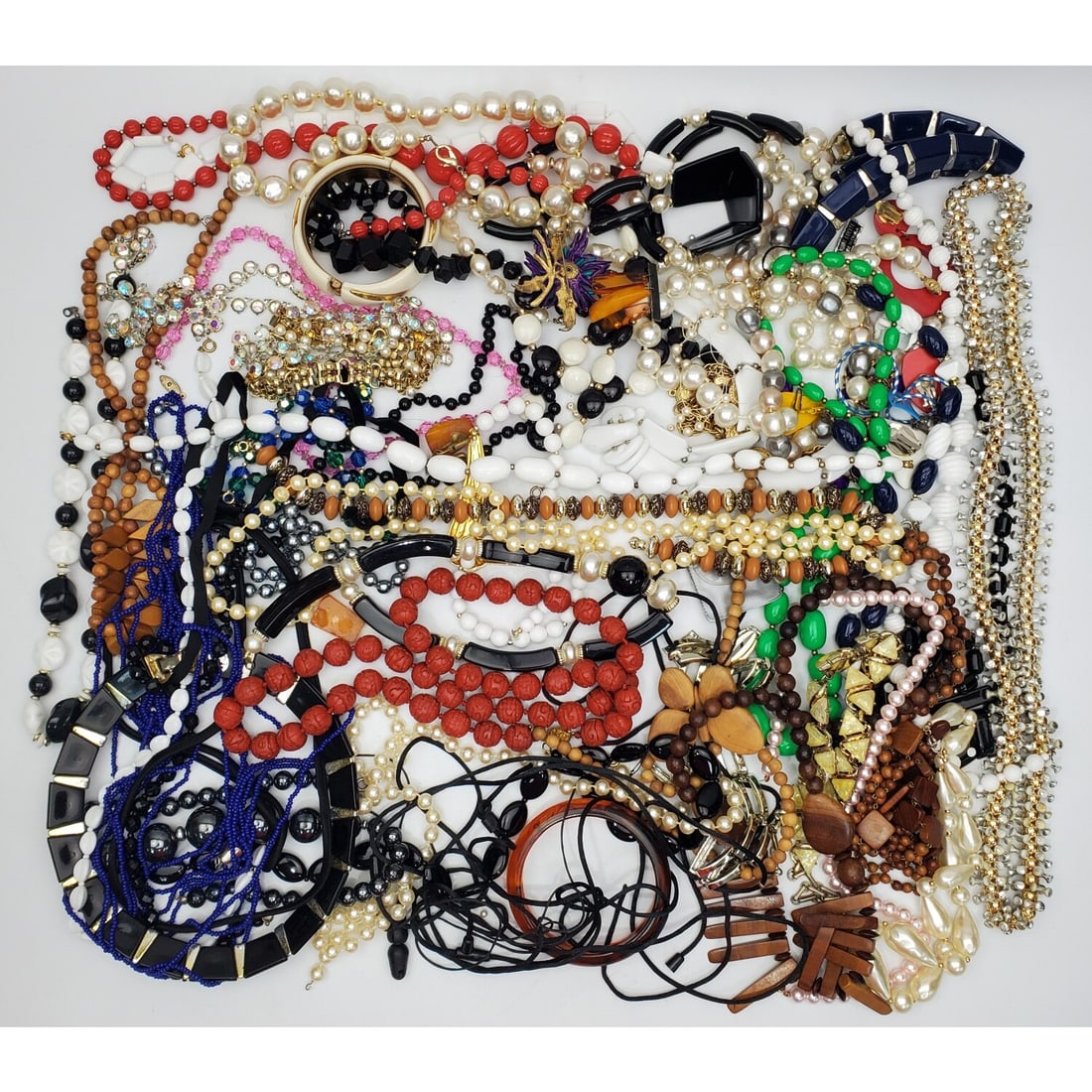 Large Bag of Untested Costume Jewelry: Large Bag of Untested Costume Jewelry.Condition: Generally Good, As Found.Dimensions: Various Sizes.Provenance: From a Long Island, NY Home. Please note the absence of a Condition Report does not
