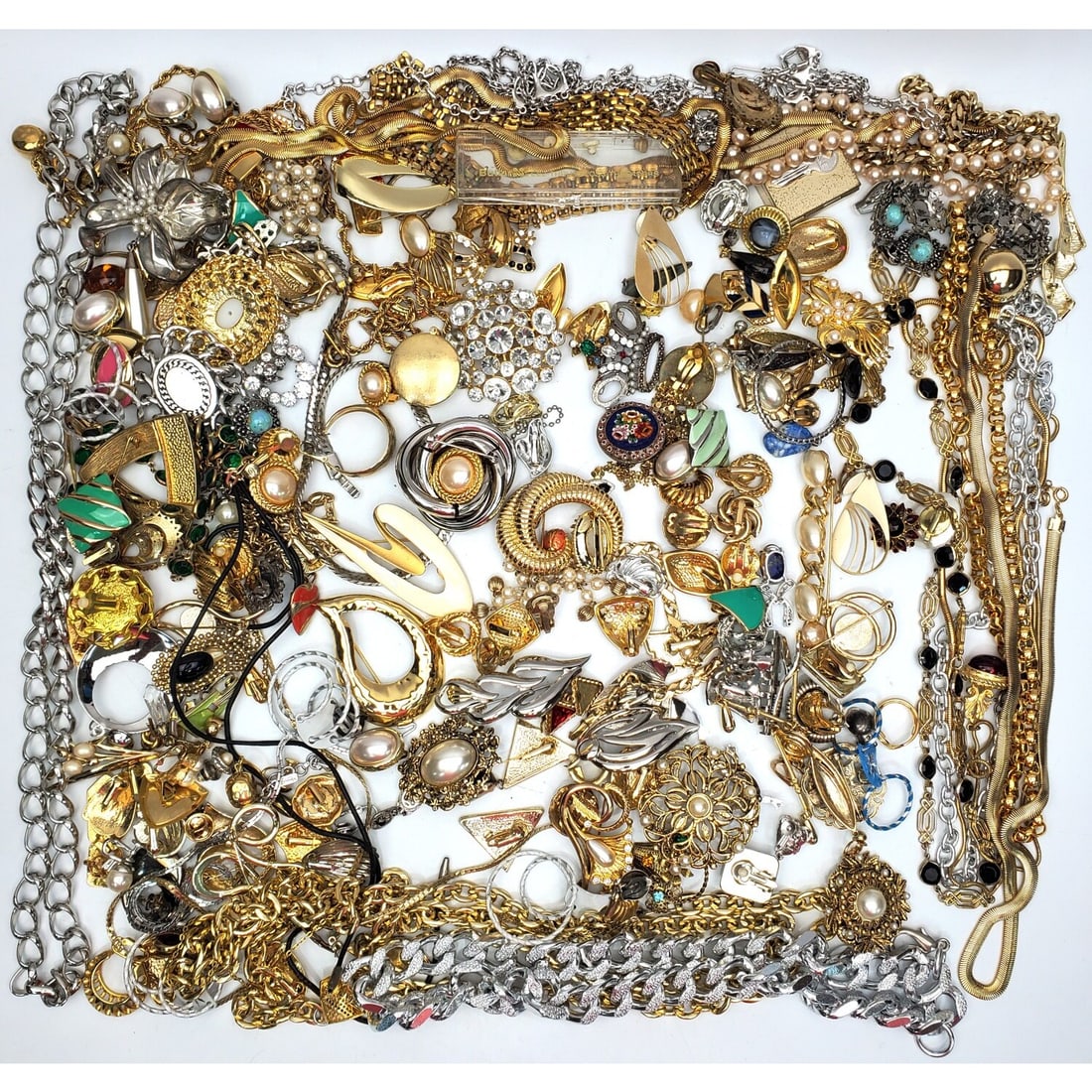 Bag Lot of Fine Vintage Untested Costume Jewelry: Bag Lot of Fine Vintage Untested Costume Jewelry.Condition: Generally Good, As Found.Dimensions: Various Sizes.Provenance: From a Long Island, NY Home. Please note the absence of a Condition Report