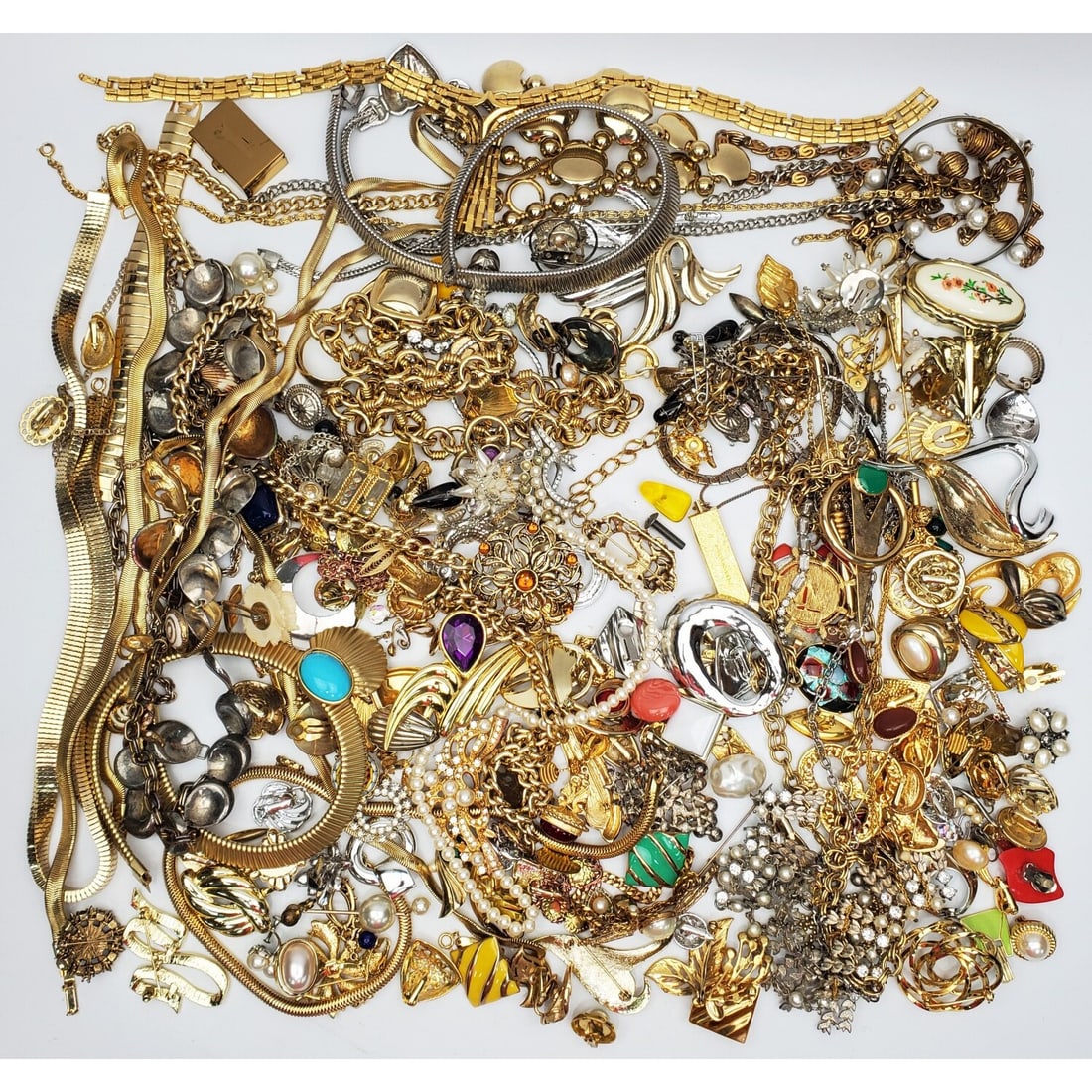 Lot of Very Fine Vintage Untested Costume Jewelry: Bag Lot of Very Fine Vintage Untested Costume Jewelry.Condition: Generally Good, As Found.Dimensions: Various Sizes.Provenance: From a Long Island, NY Home. Please note the absence of a Condition Repo