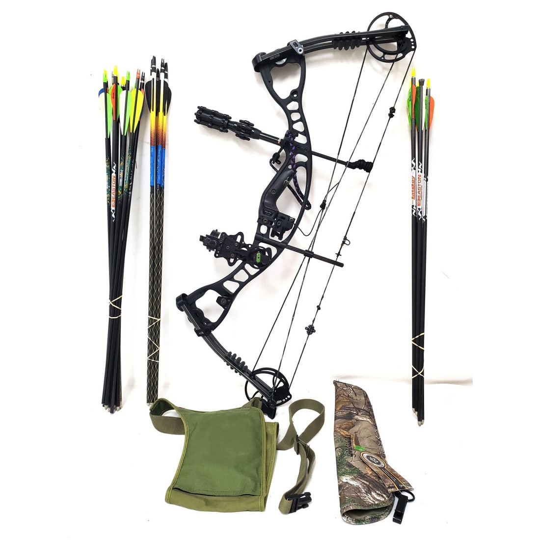 Hoyt Alphamax 32 Compound Bow w/ 21 Arrows (1 of 7)