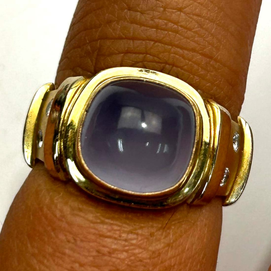 Unusual & Chic 14K Gold, Diamond & Moonstone Ring: Unusual & Chic 14K Gold, Diamond & Moonstone Ring. Condition: Excellent. Dimensions: Ring Size 7.5.Gross Weight: 9.7/6.3dwt. Provenance: From a Long Island, NY Home. Please note the absence of a Condi