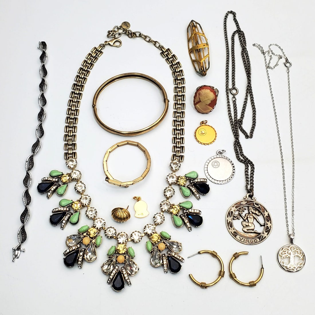 Nice Group Lot of Costume Jewelry: Nice Group Lot of Costume Jewelry. Condition: Generally Very Good. Dimensions: Various Sizes. Provenance: From a Long Island, NY Home. Please note the absence of a Condition Report does not imply that