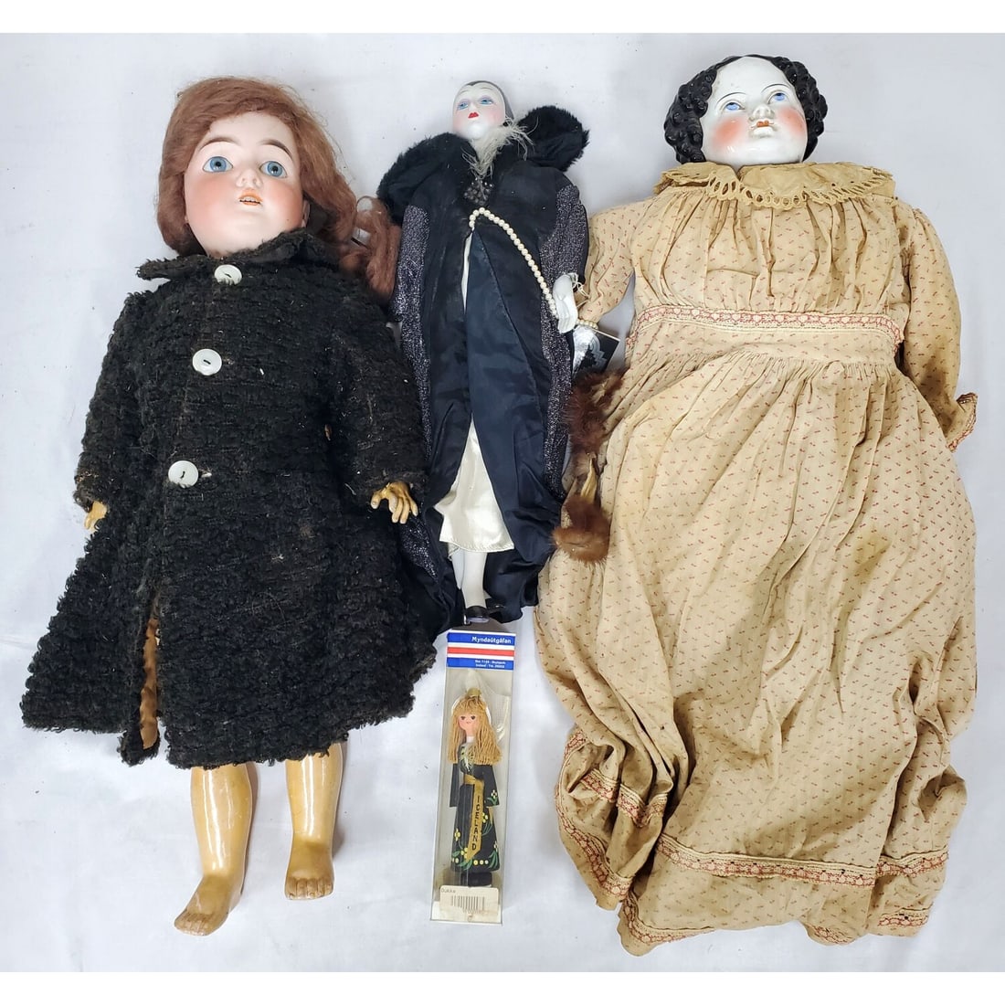 Lot of 2 Large Antique Dolls: Lot of 2 Large Antique Dolls. Both w/ Porcelain Heads. 1 w/ Glass Eyes. Along w/ 2 Others. Condition: As Found. Dimensions: Tallest-H-27". Provenance: From a Long Island, NY Home. Please note the abse