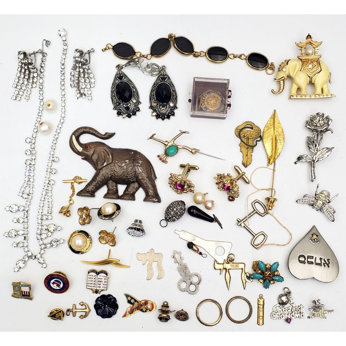 Bag Lot of Costume Jewelry: Bag Lot of Costume Jewelry. Condition: As is. Dimensions: Various Sizes. Provenance: From a Long Island, NY Home. Please note the absence of a Condition Report does not imply that there are no conditi