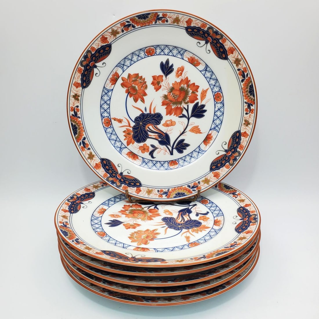 6 Vintage Haviland Limoges France Porcelain Plates: Lot of 6 Vintage Haviland Limoges France Porcelain Plates "Les Papillons" (The Butterflies) Fully Marked. In Original Box. Condition: Excellent. Dimensions: Dia- 10" Box L- 10.5" x W- 10.5" x H- 4". P