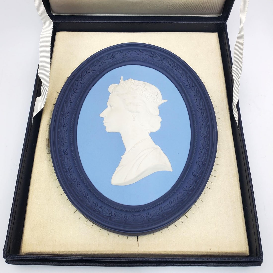 Wedgwood England Blue Jasper Large Oval Plaque: Wedgwood England Blue Jasper Large Oval Plaque Silver Jubilee of Queen Elizabeth Circa 1977. Limited Edition 146/500. In Original Fitted Box. Condition: Excellent. Dimensions: Plaque: 8.75" x 7" x