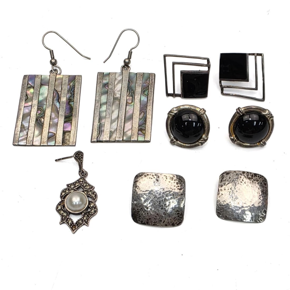 Lot of Silver Jewelry Items: Lot of Silver Jewelry Items Including Sterling Silver & Alpaca. Condition: As Found. Dimensions: Various Sizes. Gross Weight: 30.5g/0.9ozt. Provenance: From a Long Island, NY Home. Please note the abs