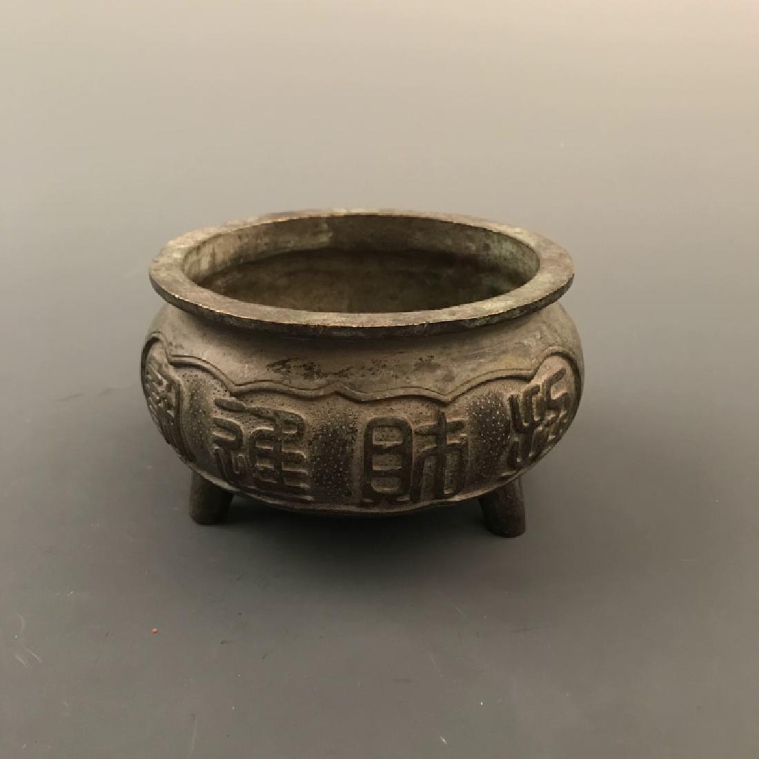 Chinese Qianlong Bronze Censer: Chinese Qianlong Bronze Censer 13" H X 5" W, 2.2 Lbs Shipping: We are able to pack and ship this item to an address in the United States for $30.00 via UPS Ground or USPS Priority Mail. Tracking infor