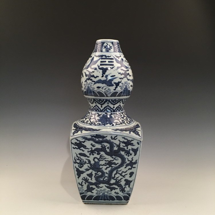Fine Ming Blue and White Dragon Vase (1 of 10)