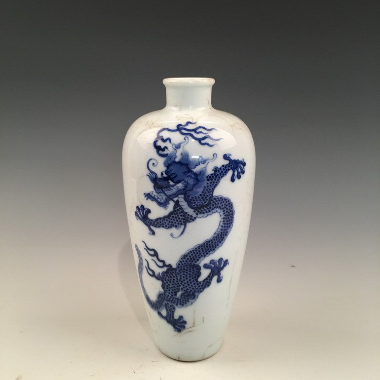 Fine Blue and White Dragon Vase (1 of 10)