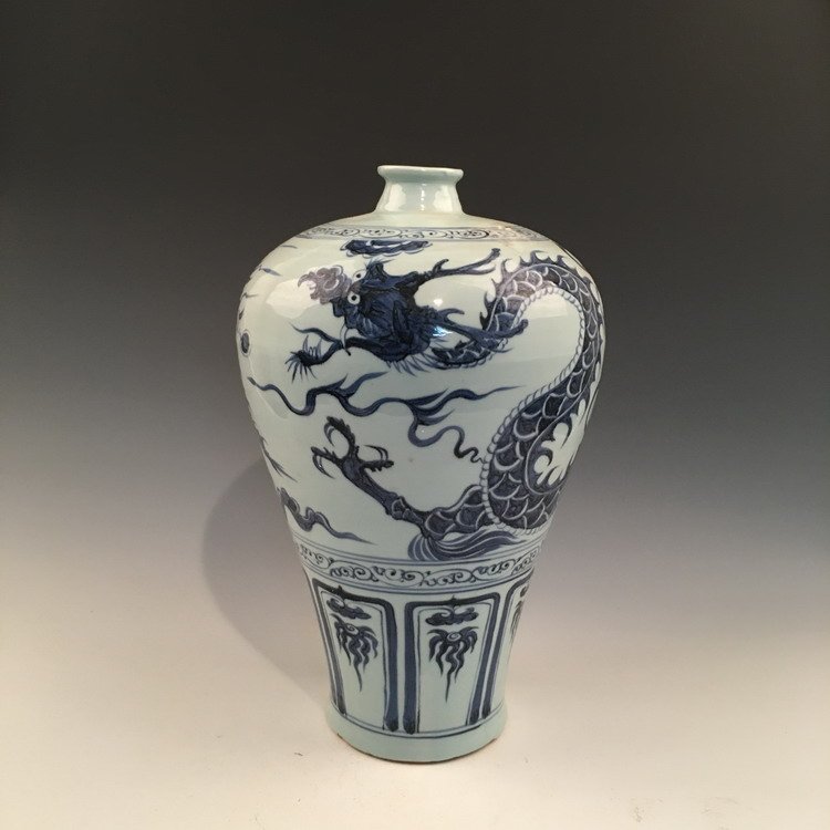 Fine Chinese Blue and White Dragon Procelain  Vase (1 of 8)
